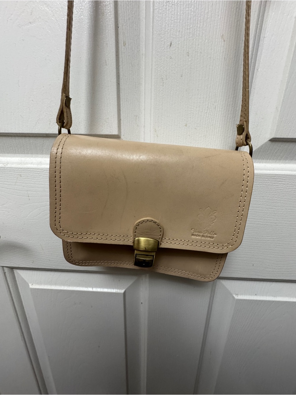 Leather Crossbody Bag in Beige - Unbranded